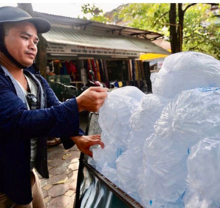 Trong những ngày hè nóng nực, giá điện cao không đủ để làm đá tại nhà thì việc có một túi đá mát lạnh để vơi bớt oi bức sau những giờ làm việc mệt mỏi quả đúng là “trên cả tuyệt vời”.&nbsp;
