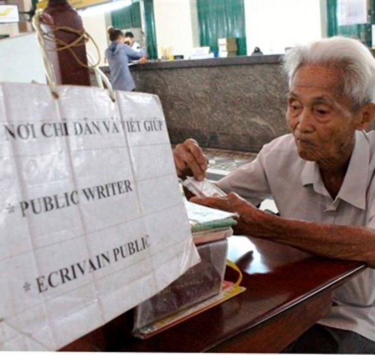 Bên cạnh công việc thay mực bút bi, viết thư thuê cũng là một nghề mang đậm dấu ấn thời gian.&nbsp;
