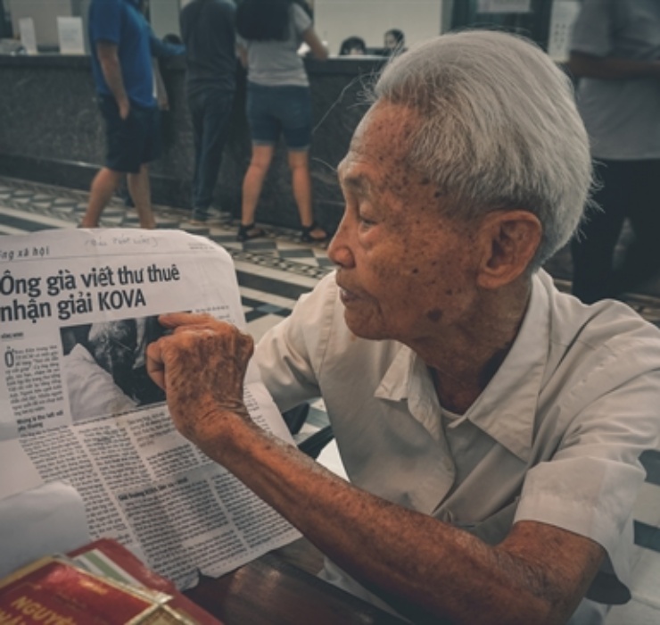 Đúng như tên gọi, những người làm nghề này thường nhận viết thư theo yêu cầu, có thể là viết bằng tiếng Việt hoặc ngoại ngữ.
