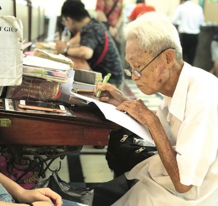 Để làm được công việc này, người thợ cần có khả năng viết lách và sở hữu nét chữ đẹp.&nbsp;
