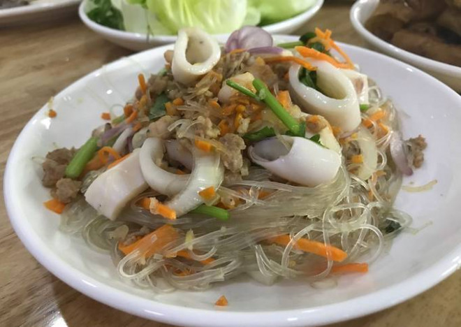 Changing dishes with vermicelli mixed with squid made the whole family surprised and praised - 1