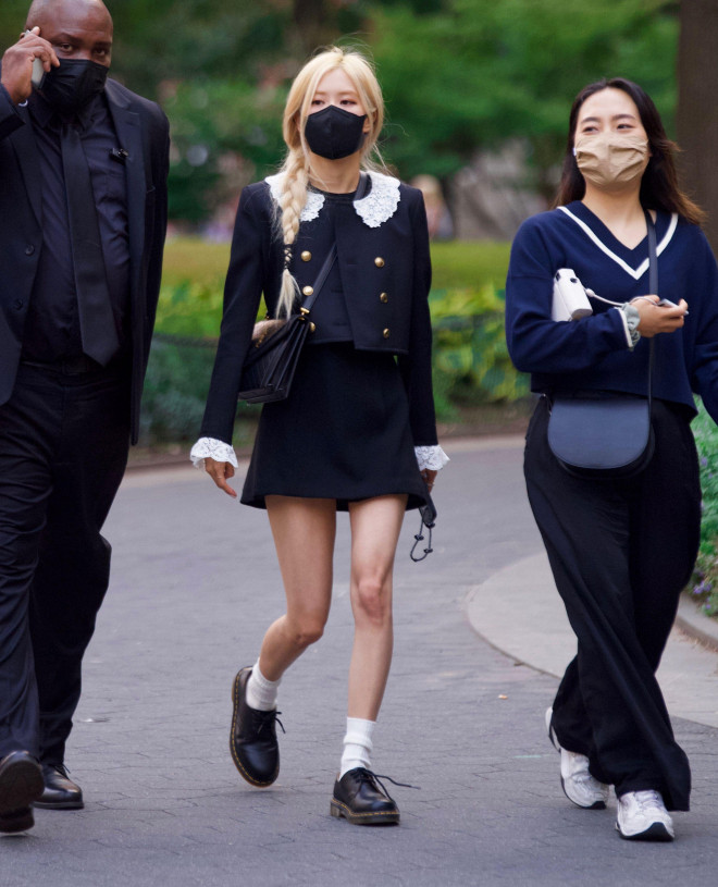 Váy dáng suit và khoác form crop là công thức 2022, Rosé (BLACKPINK) diện rất chuẩn.