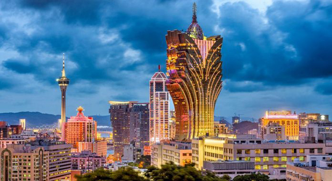 Du khách đến Macau sẽ bị thu hút bởi nét đẹp pha trộn Á - Âu, sự trầm mặc của thành phố, sự tương phản nhưng vẫn rất hài hòa giữa nét xưa và hiện đại mà không thô cứng. 
