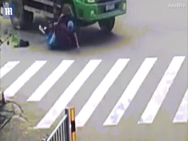 Video: Người đàn ông bị xe tải chèn qua đầu, ”phúc 70 đời” vì có mũ bảo hiểm