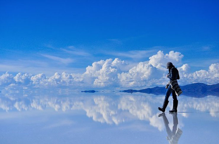 2. Salar de Uyuni ở Bolivia là một cánh đồng muối lớn nhất thế giới. Khi nước biển tràn vào các ô ruộng, nó sẽ tạo thành một lớp nước trên mặt đất, trông giống như một chiếc gương khổng lồ phản chiếu bầu trời.
