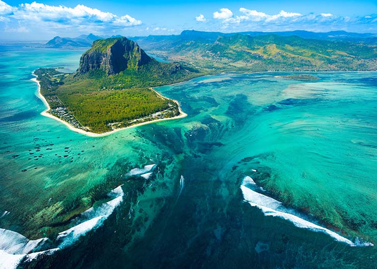 5. Phía ngoài khơi bờ biển Mauritius ở Ấn Độ Dương khiến người ta cảm giác như bên dưới có một dòng sông và một thác nước. Tuy nhiên, thực tế đây chỉ là ảo giác nhưng không thể phủ nhận rằng, khung cảnh này trông rất ngoạn mục.
