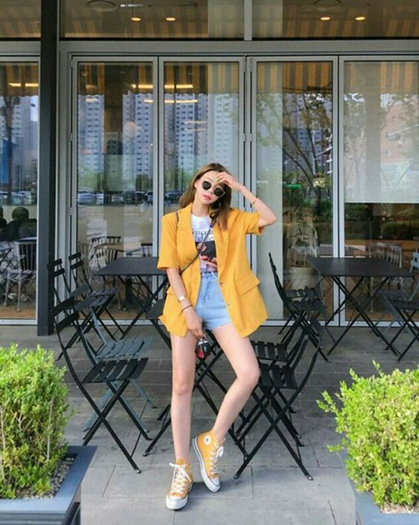 Catch the trend of bright yellow outfits this summer - 16