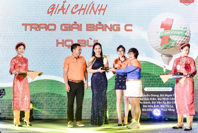 Hình ảnh thể thao xinh đẹp, duyên dáng của Thúy Hằng trên sân golf - 8