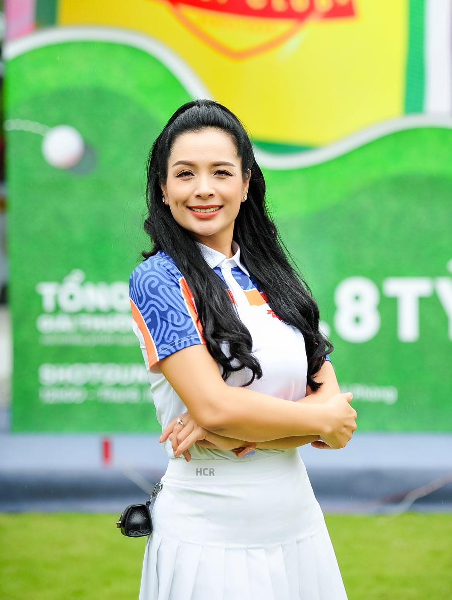 Hình ảnh thể thao xinh đẹp, duyên dáng của Thúy Hằng trên sân golf - 1