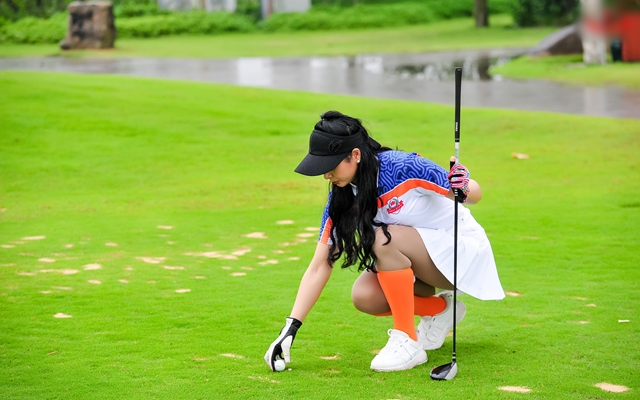 Hình ảnh thể thao xinh đẹp, duyên dáng của Thúy Hằng trên sân golf - 7