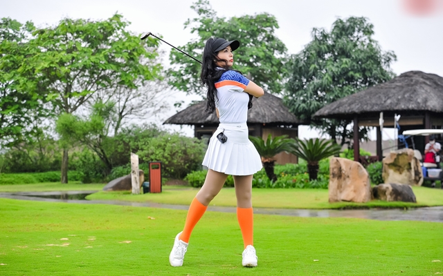 Hình ảnh thể thao xinh đẹp, duyên dáng của Thúy Hằng trên sân golf - 4