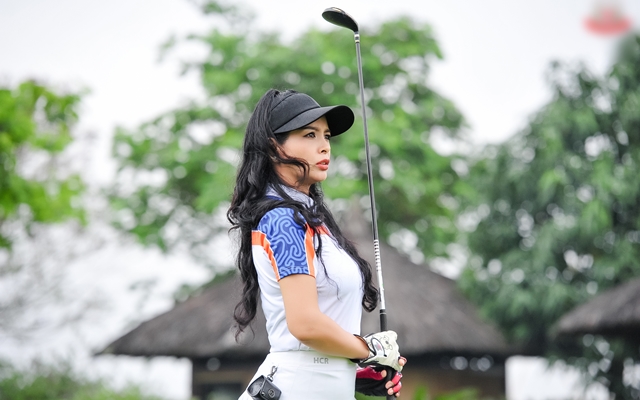 Hình ảnh thể thao xinh đẹp, duyên dáng của Thúy Hằng trên sân golf - 5