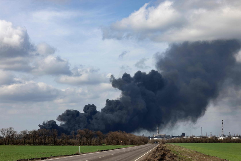 Khói đen bốc lên ở Donetsk sau vụ không kích trúng kho nhiên liệu của quân đội Nga hôm 18.4 (ảnh: CNN)