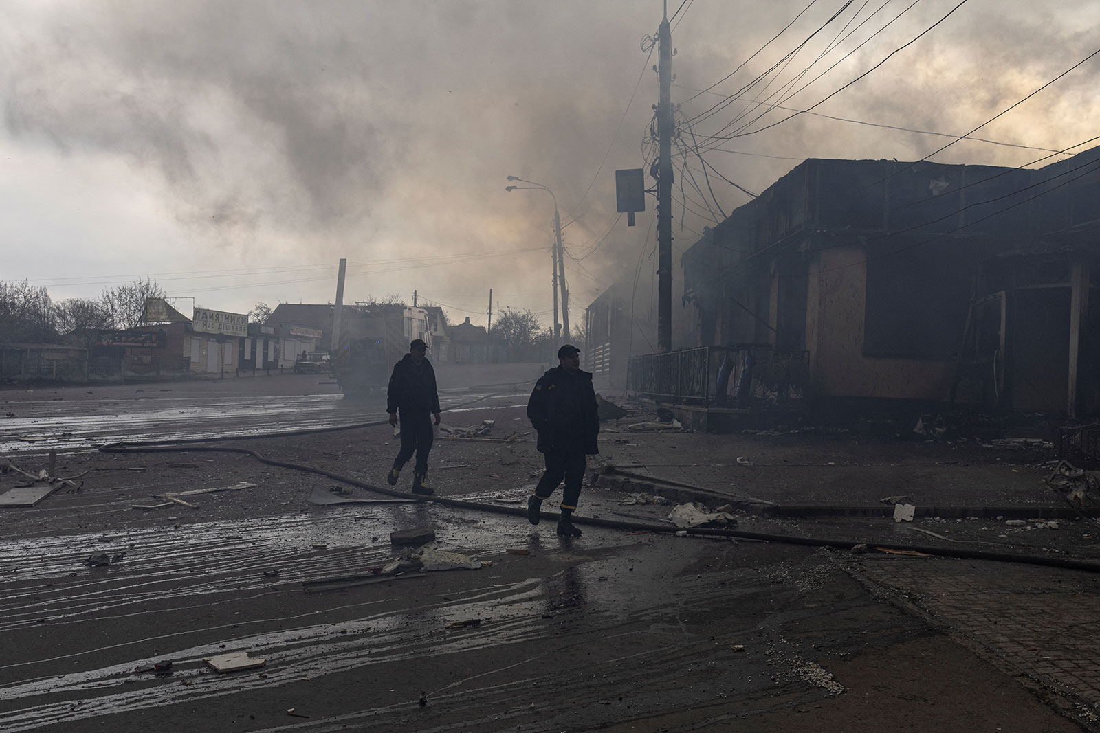 Người dân ở Lugansk đi ra đường trong làn khói đen (ảnh: CNN)