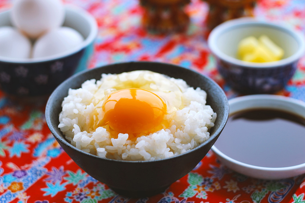 Why do the Japanese like to eat raw chicken eggs with hot rice?  Is this food safe?  - first