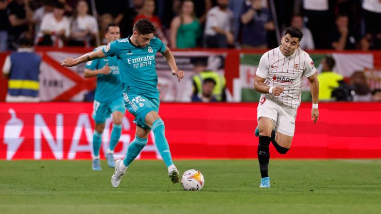 Real Madrid (áo xanh) trải qua nhiều khó khăn trước Sevilla