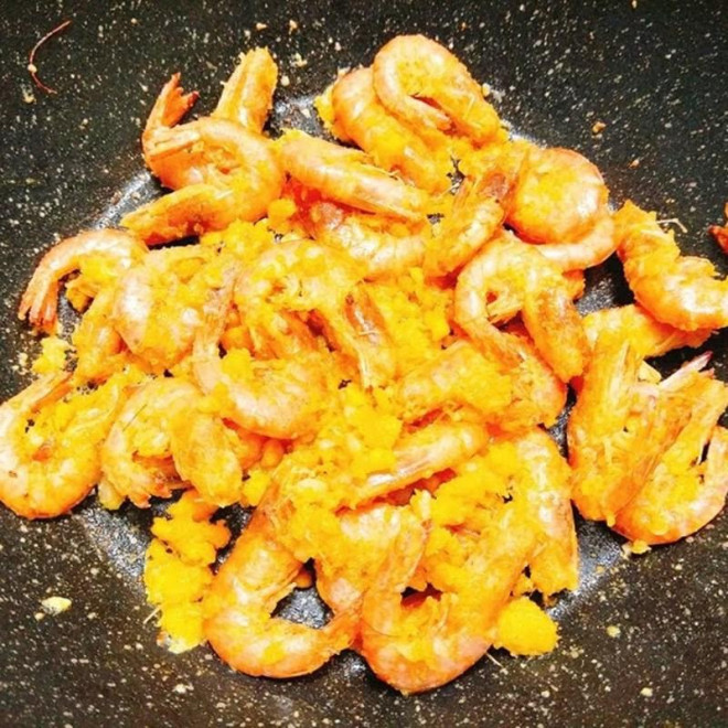 How to make fried shrimp with salted egg, fragrant and rich - 5