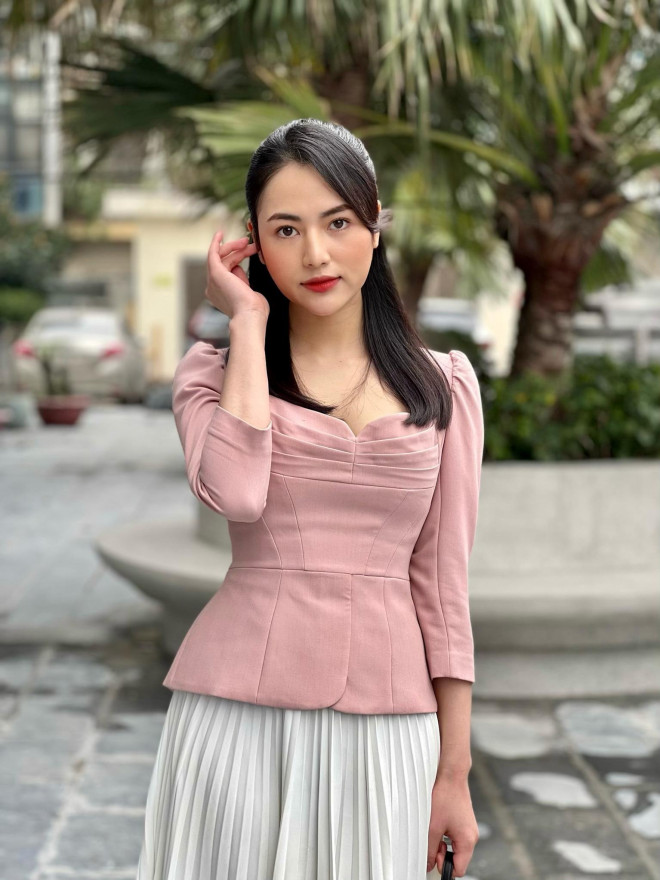 Learn how to mix and match basic and feminine clothes for office girls like Viet Hoa - 6