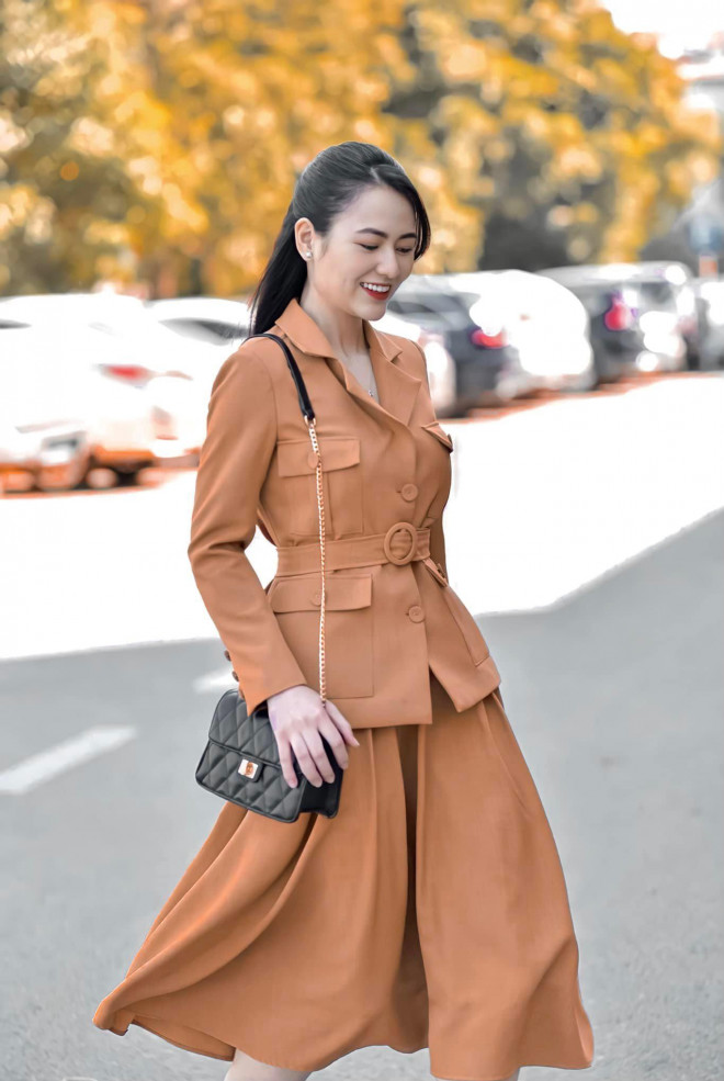 Learn how to mix and match basic and feminine clothes for office girls like Viet Hoa - 5