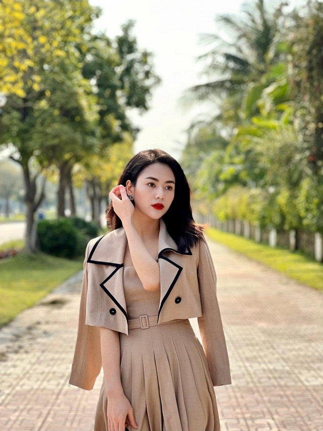 Learn how to mix and match basic and feminine clothes for office girls like Viet Hoa - 13