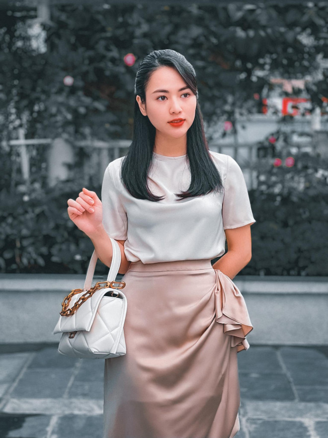 Learn how to mix and match basic and feminine clothes for office girls like Viet Hoa - 14