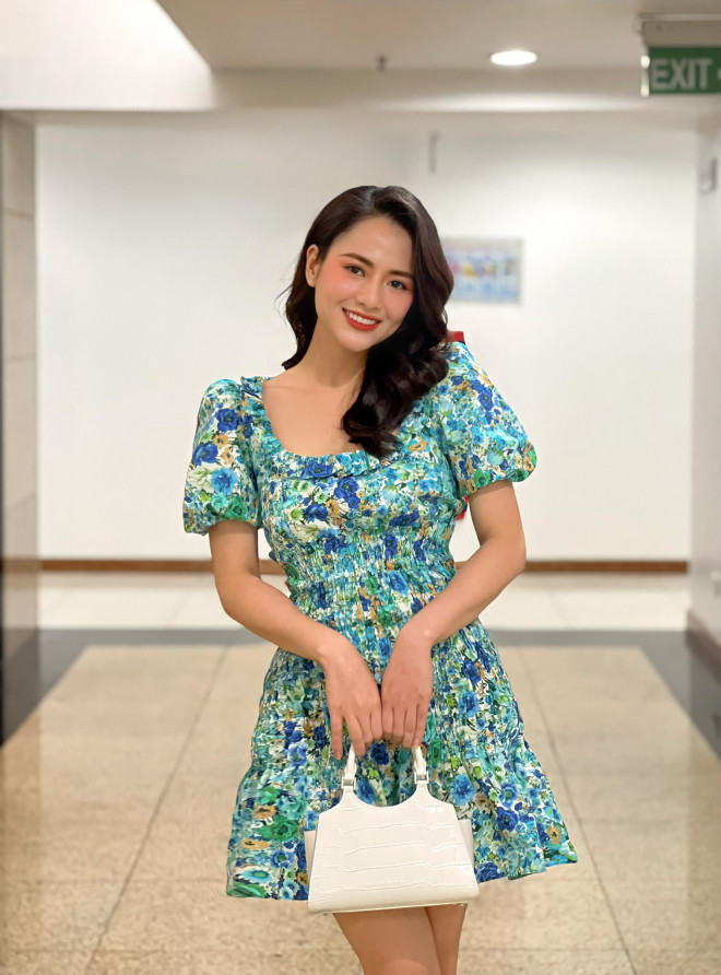 Learn how to mix and match basic and feminine clothes for office girls like Viet Hoa - 15