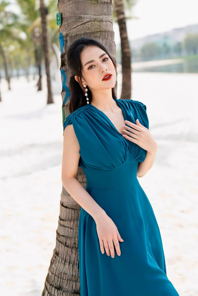 Learn how to mix and match basic and feminine clothes for office girls like Viet Hoa - 19
