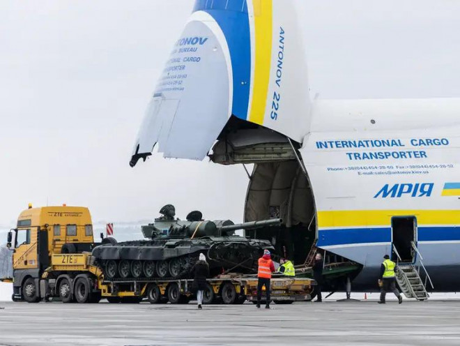 Chiếc xe tăng có kích thước quá nhỏ bé khi so với An-225. Ảnh: Getty Images