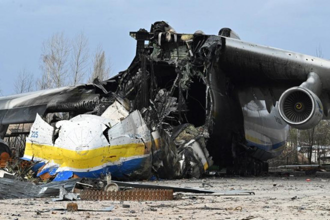 Phần đầu chiếc An-225 đã bị phá hủy hoàn toàn. Ảnh: Reuters