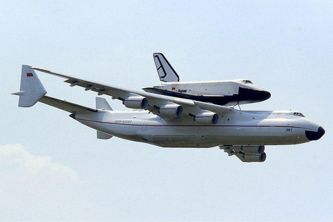 An-225 cõng tàu vũ trụ Buran. Ảnh: TASS