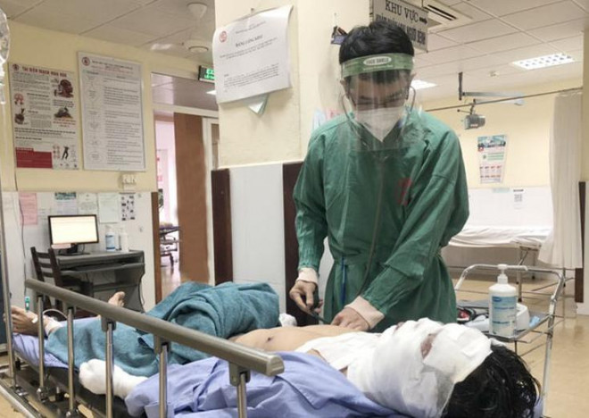 Nam thanh niên nhập viện trong tình trạng bỏng nặng vùng mặt, cẳng tay- Ảnh: Bệnh viện cung cấp