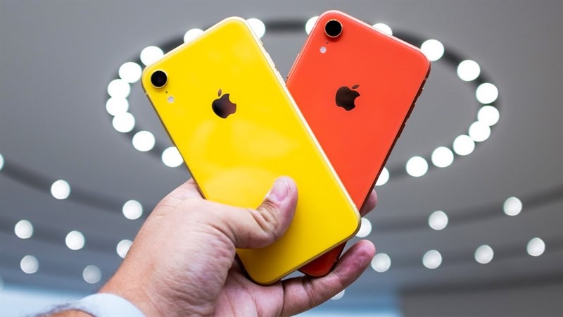 These are 2 iPhone models with a price difference of several million, but both are excellent - 1