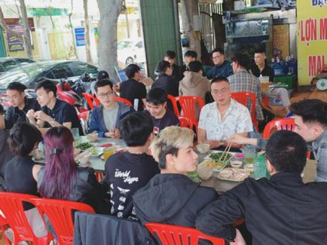 Đón gần 200 khách mỗi ngày sau dịch COVID-19, nhiều chủ quán ăn ''vui như Tết'' vì ''được'' bận rộn