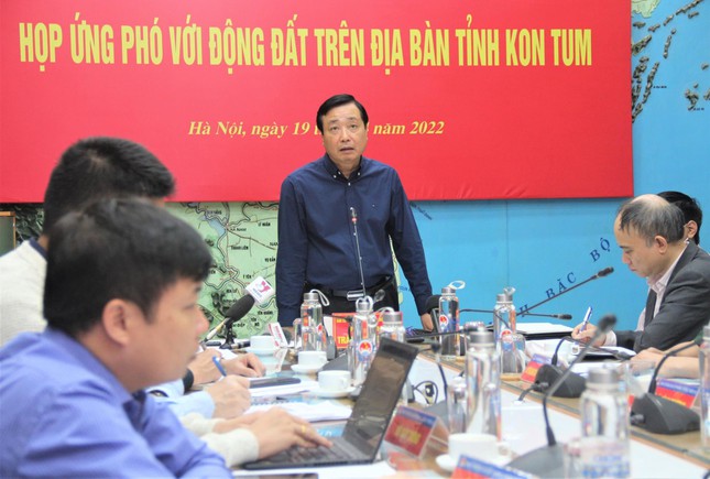 Ông Trần Quang Hoài đề nghị các đơn vị tiếp tục theo dõi sát tình hình động đất, thông tin kịp thời, tránh gây tình trạng hoang mang cho người dân