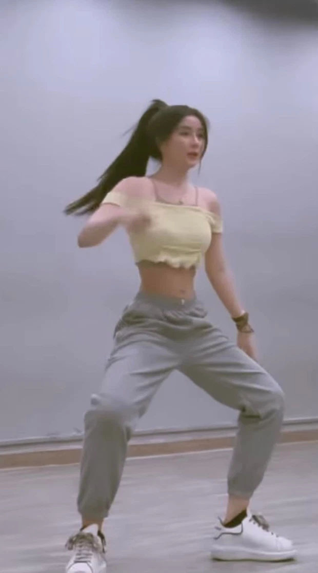 The most beautiful female student in Saigon dances sexy showing off her 55cm waist, baby record - 1