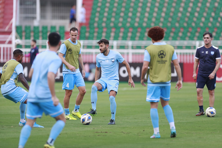 Sydney FC cũng có màn "làm nóng" khá kỹ lưỡng