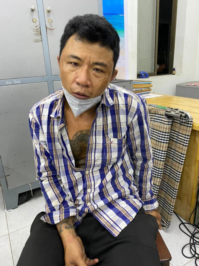 Trần Văn Quang cùng tang vật khi bị công an bắt giữ. Ảnh: CA
