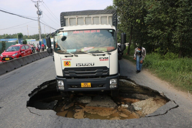 Qua quan sát của PV Báo Giao thông, "hố tử thần" có chiều dài khoảng 3 mét, rộng hơn 3 mét, sâu khoảng 2 mét, xung quanh hố khoét hàm ếch rộng, đất đá bị cày xới.