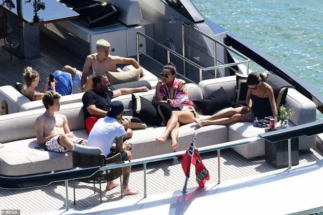 Victoria Beckham wears a sexy short dress on a yacht - 3