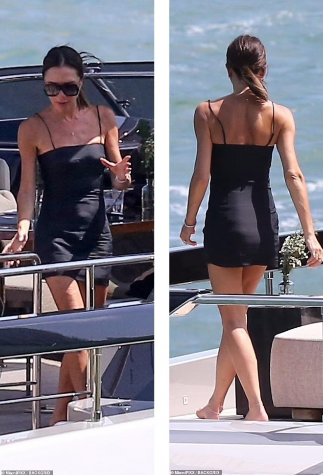 Victoria Beckham wears a sexy short dress on a yacht - 4