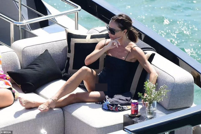 Victoria Beckham wears a sexy short dress on a yacht - 5