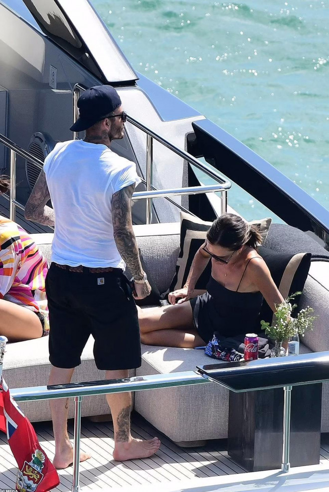 Victoria Beckham wears a sexy short dress on a yacht - 6