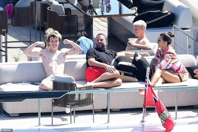 Victoria Beckham wears a sexy short dress on a yacht - 10