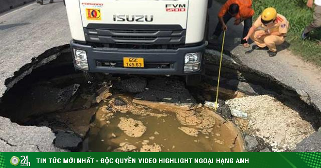 Running on the road, the truck suddenly collapsed in a “huge” hole in Thu Duc City
