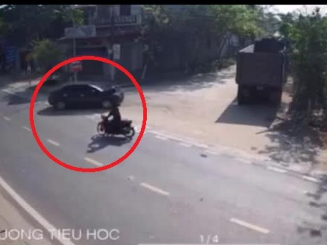 Clip: Ô tô liên tục húc đầu vào xe tải, lùi ra đường khiến xe máy phải drift tránh nạn