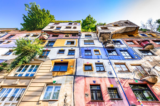 Bảo tàng Hundertwasser, Vienna: Đây là một bảo tàng rất nổi tiếng với mặt tiền của tòa nhà đầy ấn tượng. Trong bảo tàng, bộ sưu tập Hundertwasser sẽ đưa bạn vào một vũ trụ kỳ diệu đầy ngỡ ngàng, nơi hình dạng và màu sắc trộn lẫn không giới hạn.
