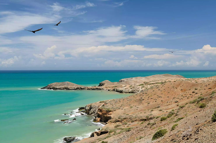 5. Sa mạc Guajira, Colombia

Ở phía trên của lục địa Nam Mỹ, có một phần đất hẹp nhô ra vùng biển Caribê với các đụn cát màu đỏ cam, bãi đá là sa mạc La Guajira. Nơi này tương phản với các vùng đất tươi tốt ngập nước gần đó.
