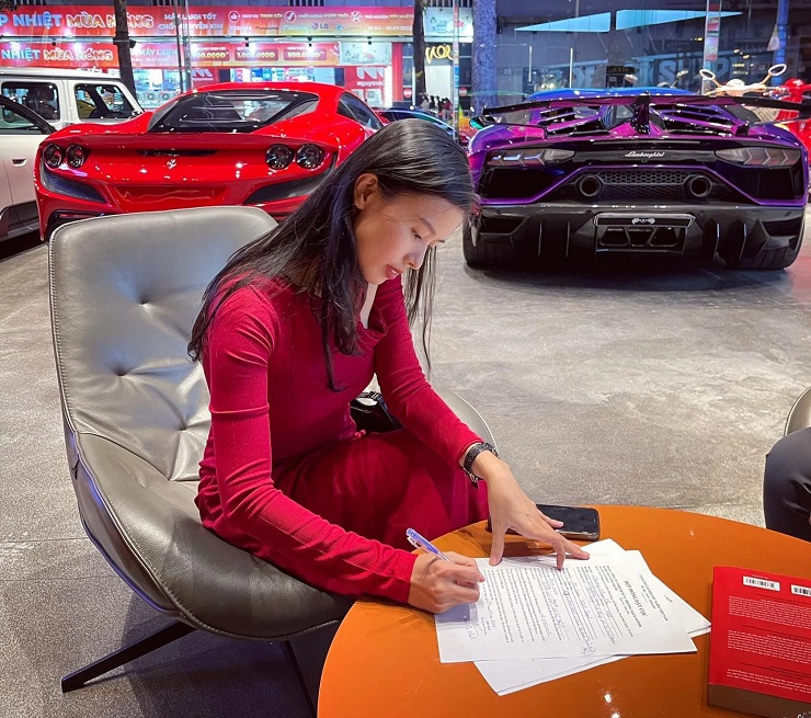 Hoa hậu doanh nhân Trương Thu mua chiếc McLaren 720S&nbsp;dành tặng chồng của mình