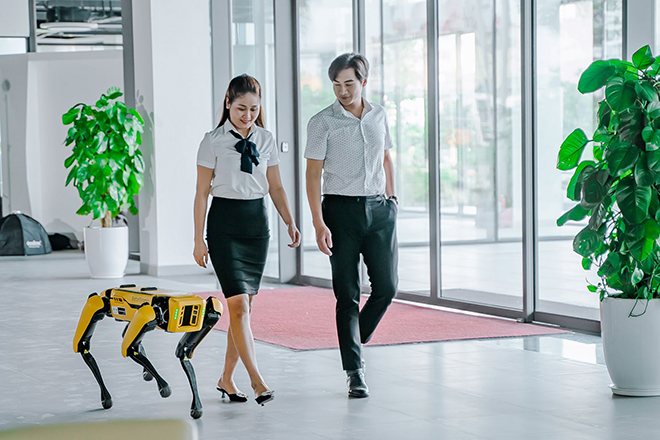 Hyundai Vietnam brings new robots to serve in showrooms - 4