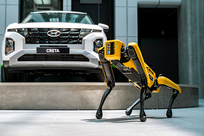 Hyundai Vietnam brings new robots to serve in showrooms - 1